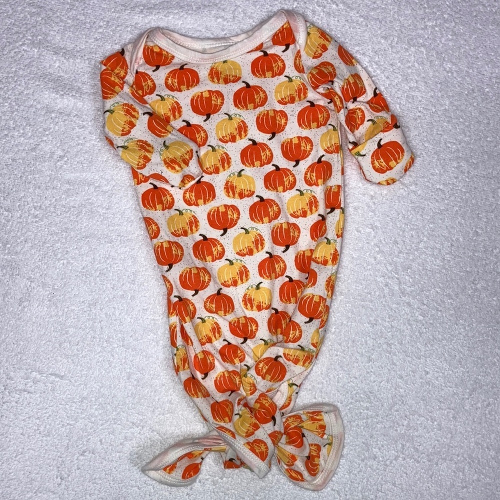 5/$20 Baby essentials pumpkin print knotted gown with hand covers 3m Euc